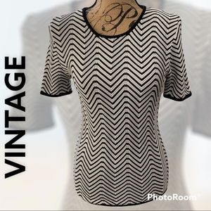 🐥 2/$30 Vintage 90’s Talbots silk chevron print blouse!